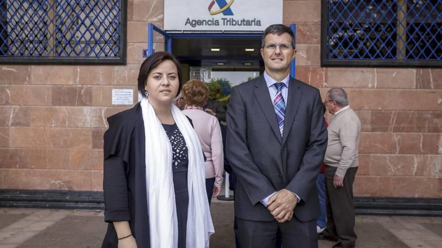 Arnau Cañellas, delegado, y Margarita Hernández, jefa de Gestión Tributaria de Balears.