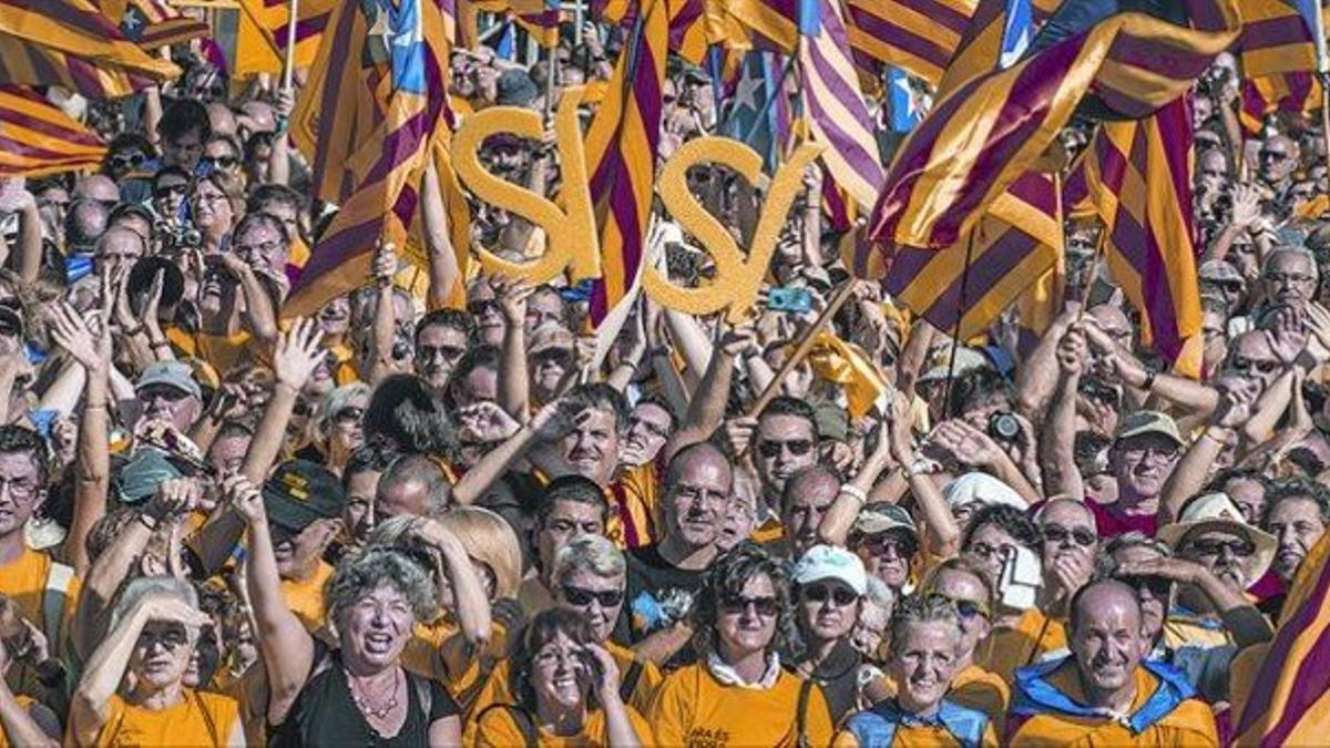 La marea amarilla 8 Manifestantes independentistas, ayer en la plaza de Catalunya de Barcelona.