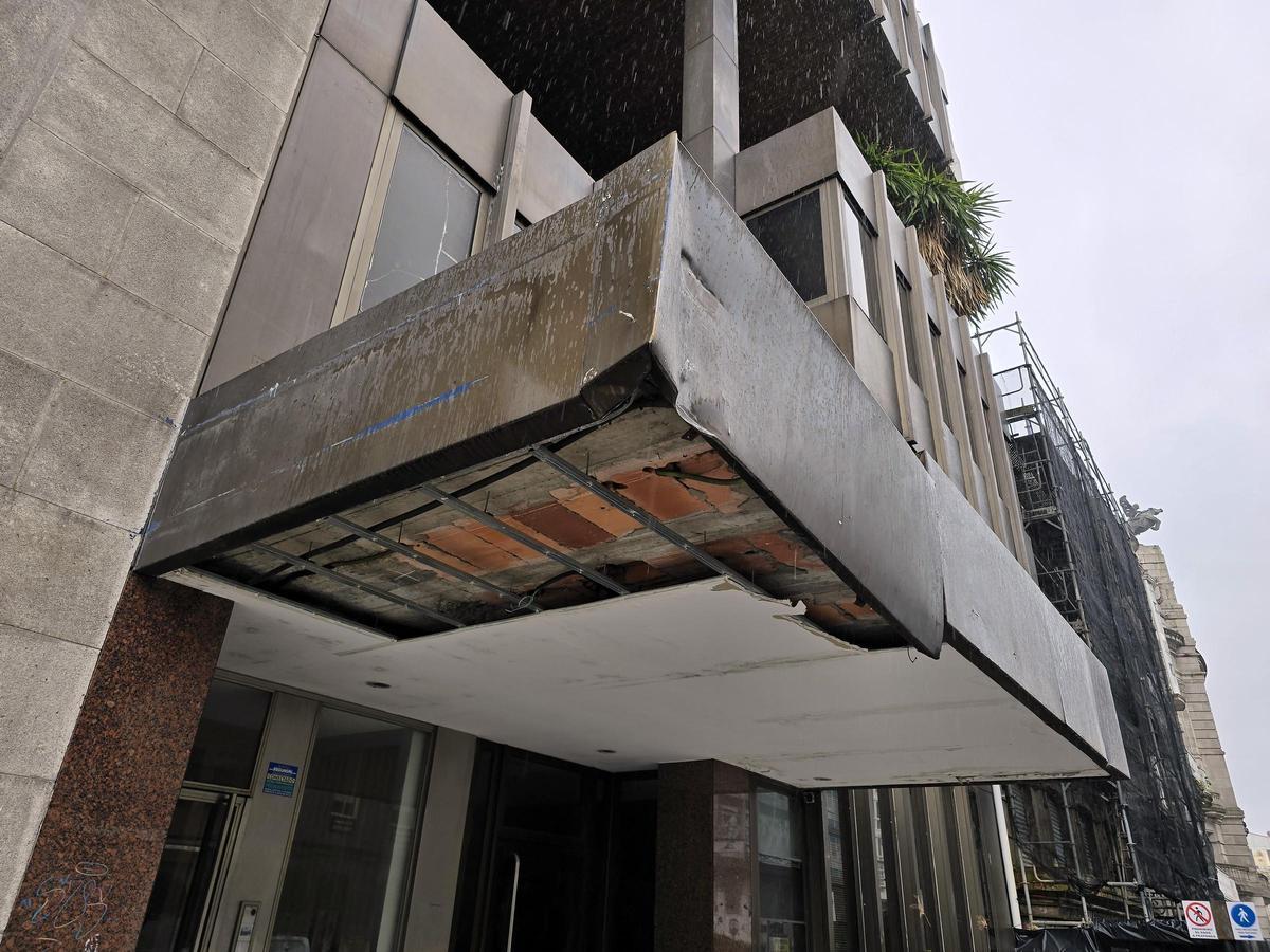 Cae parte de la estructura de un edificio abandonado junto a Porta do Sol