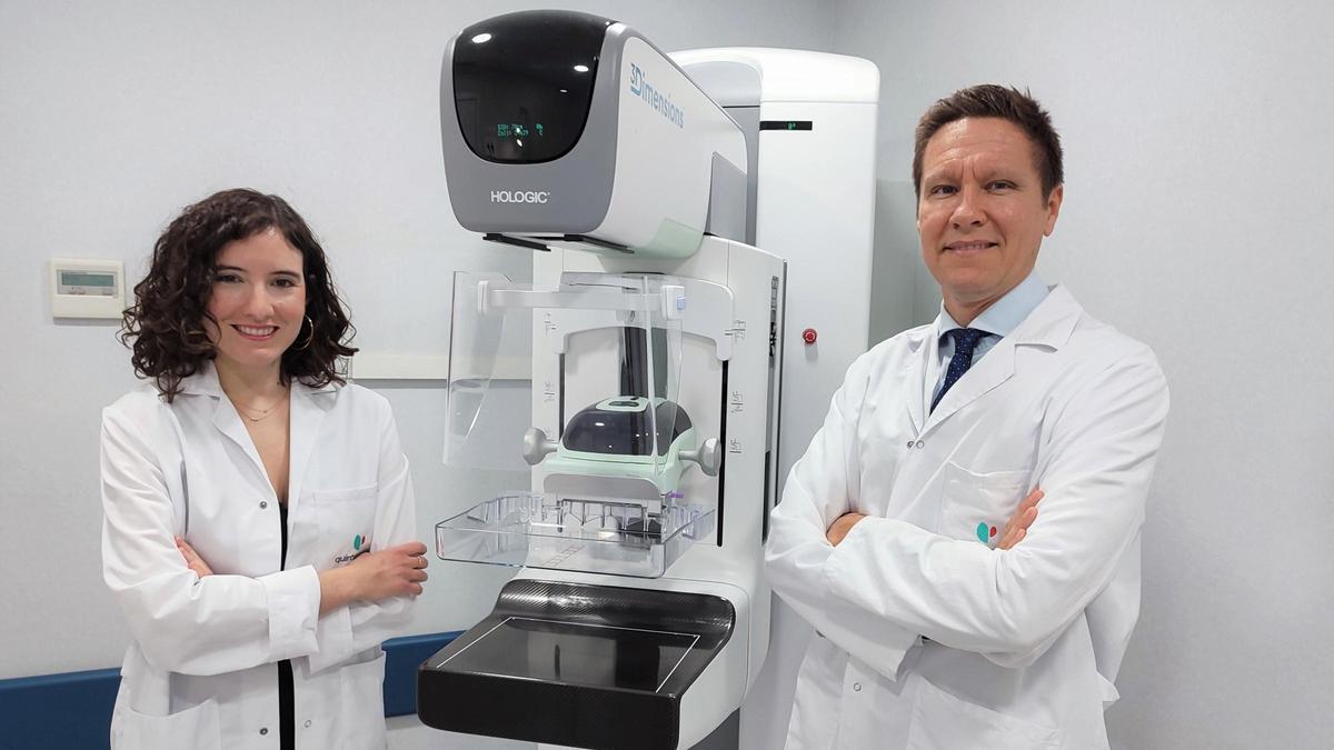 La doctora Marta Huertas y el doctor José Ramón Olalla, jefe del servcio de Diagnóstico por la Imagen de quirónsalud Murcia