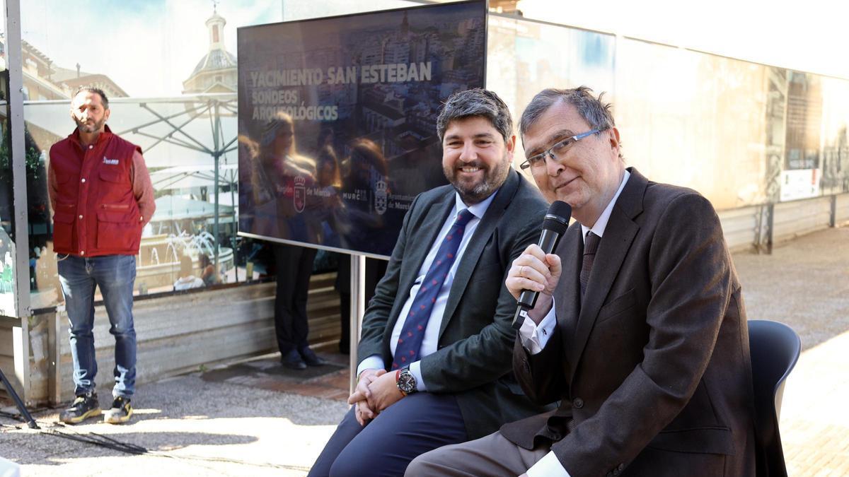 Fernando López Miras y José Ballesta en el yacimiento de San Esteban