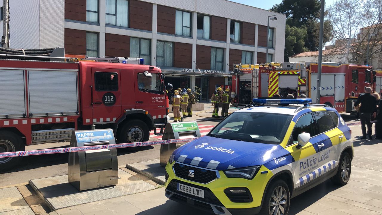 Diez dotaciones de bomberos han trabajado en la extinción del incendio