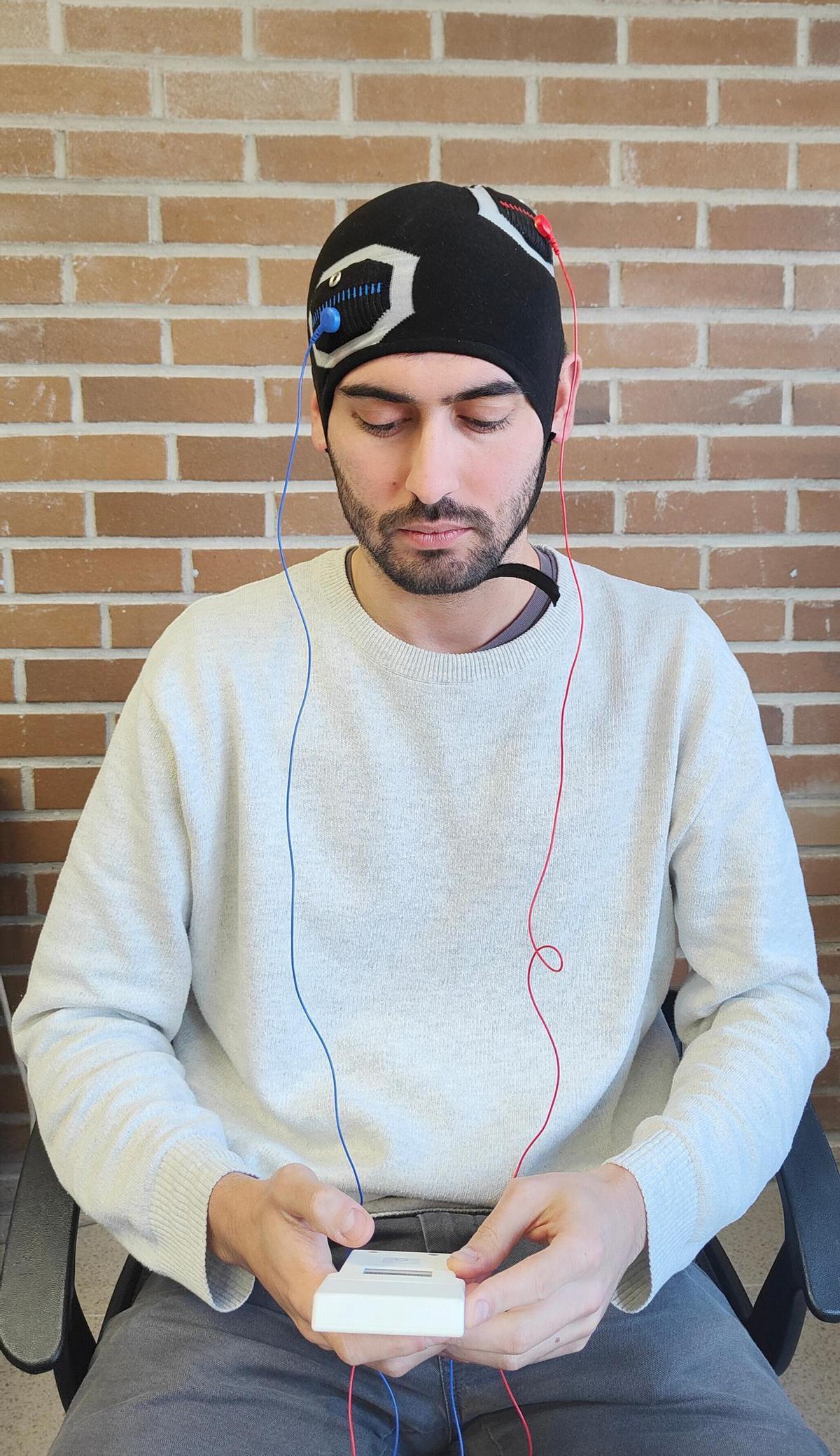 El gorro con los electrodos con los que se realiza la neuromodulación cerebral.