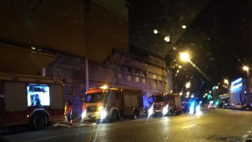 Coches de bomberos frente al astillero durante el incendio de esta noche. // Laura Castro Lobato