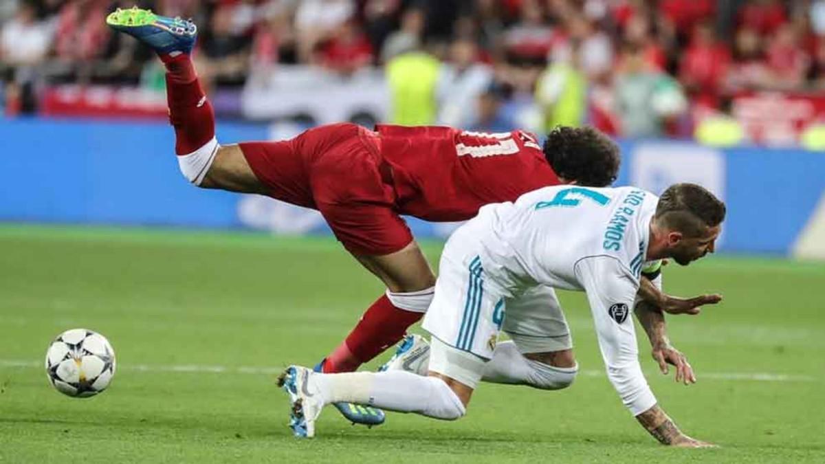 Una acción que marcó la final de Kiev. Momento en el que Sergio Ramos dejó fuera de combate a Mo Salah