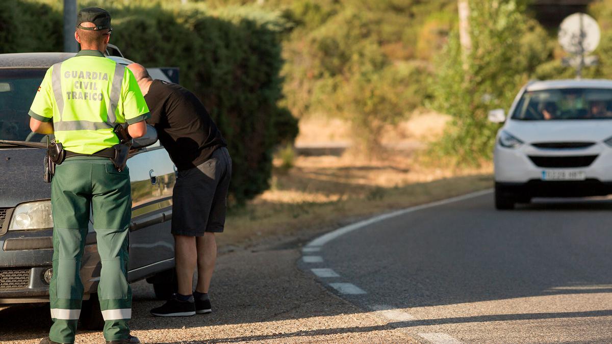 La Guardia Civil vigila los maleteros de los asturianos en busca del recambio o "galleta" obligatorio: hasta 200 euros de multa