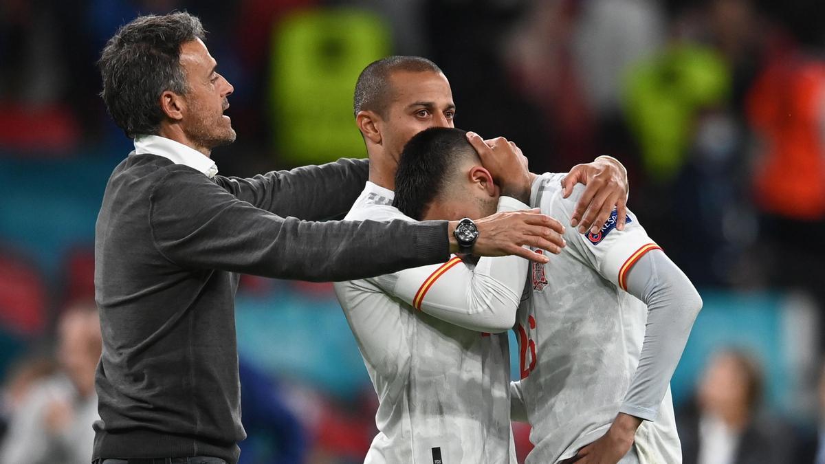 Luis Enroque consoles Pedri and Thiago. Luis Enroque consoles Pedri and Thiago.