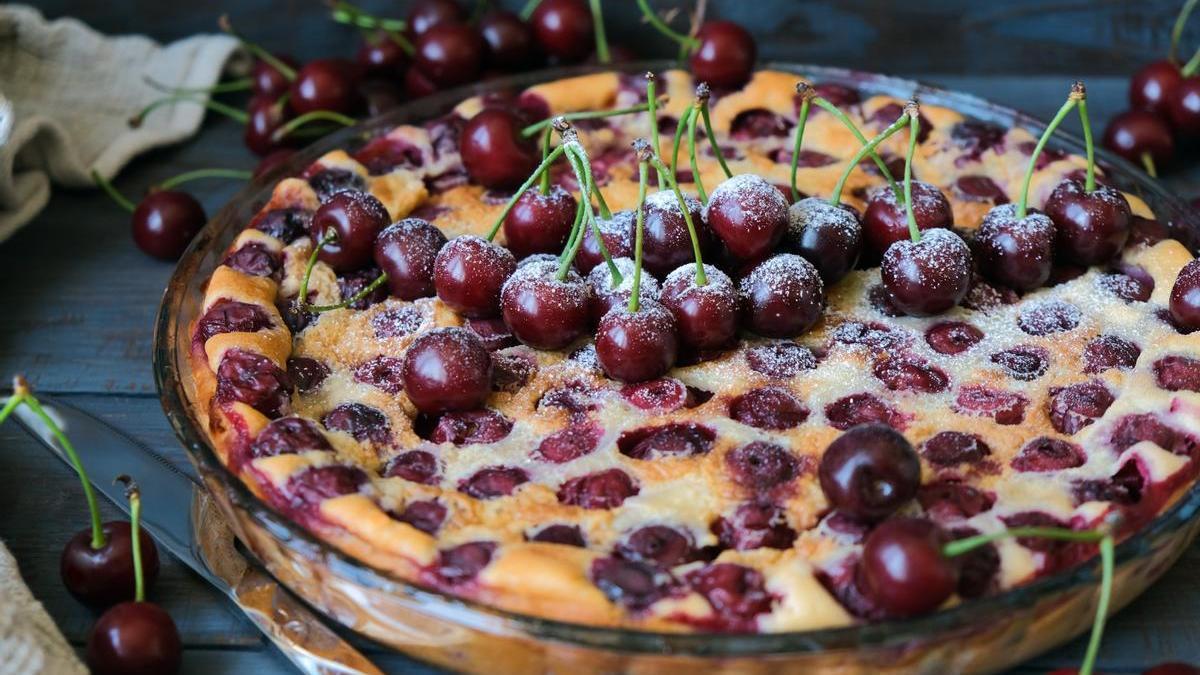 El clafoutis de cereza es un postre tradicional de la cocina francesa