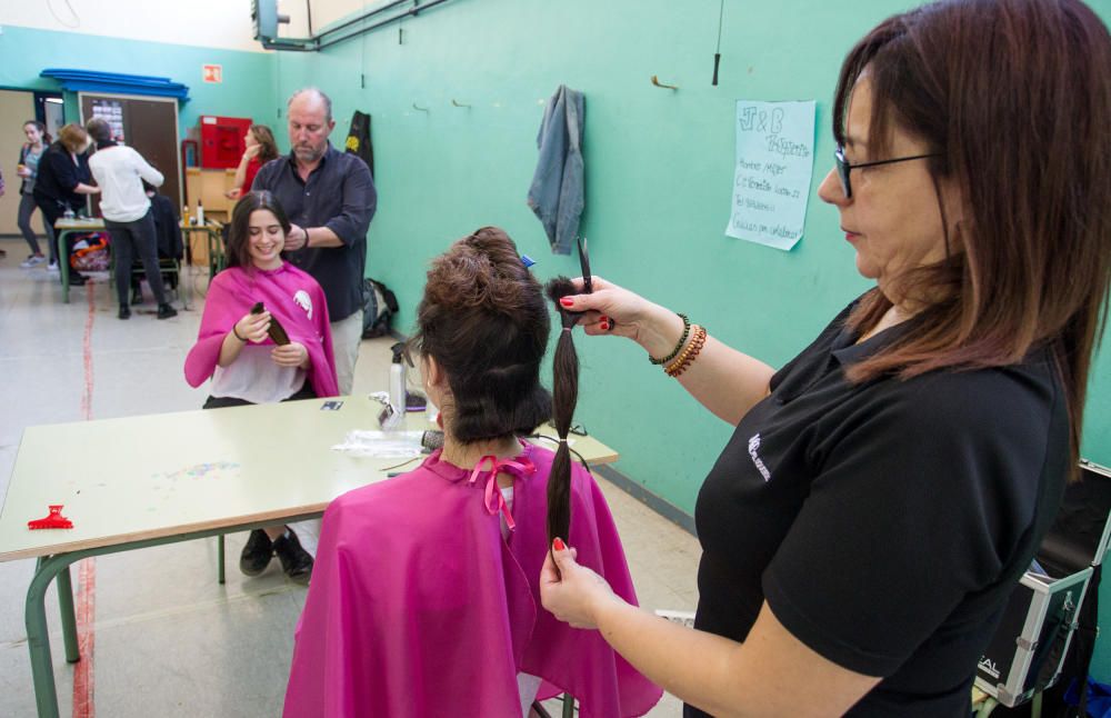 El Instituto Cabo de la Huerta conmemora el Día de la Mujer recaudando cabello y donativos