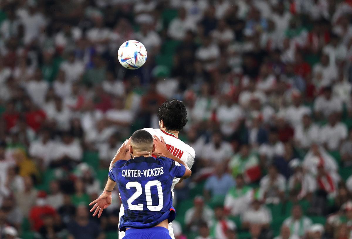 Doha (Qatar), 29/11/2022.- Cameron Carter-Vickers of the US in action against Sardar Azmoun of Iran during the FIFA World Cup 2022 group B soccer match between Iran and the USA at Al Thumama Stadium in Doha, Qatar, 29 November 2022. (Mundial de Fútbol, Estados Unidos, Catar) EFE/EPA/Abedin Taherkenareh