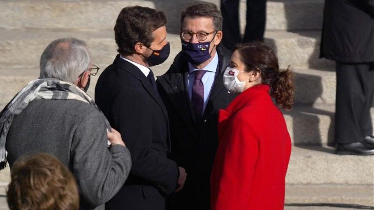 El líder del PP, Pablo Casado, con los presidentes de Madrid y Galicia, Isabel Díaz Ayuso y Alberto Núñez Feijóo, este 6 de diciembre de 2021 en la Puerta de los Leones del Congreso, en el acto por el 43º aniversario de la Constitución española.