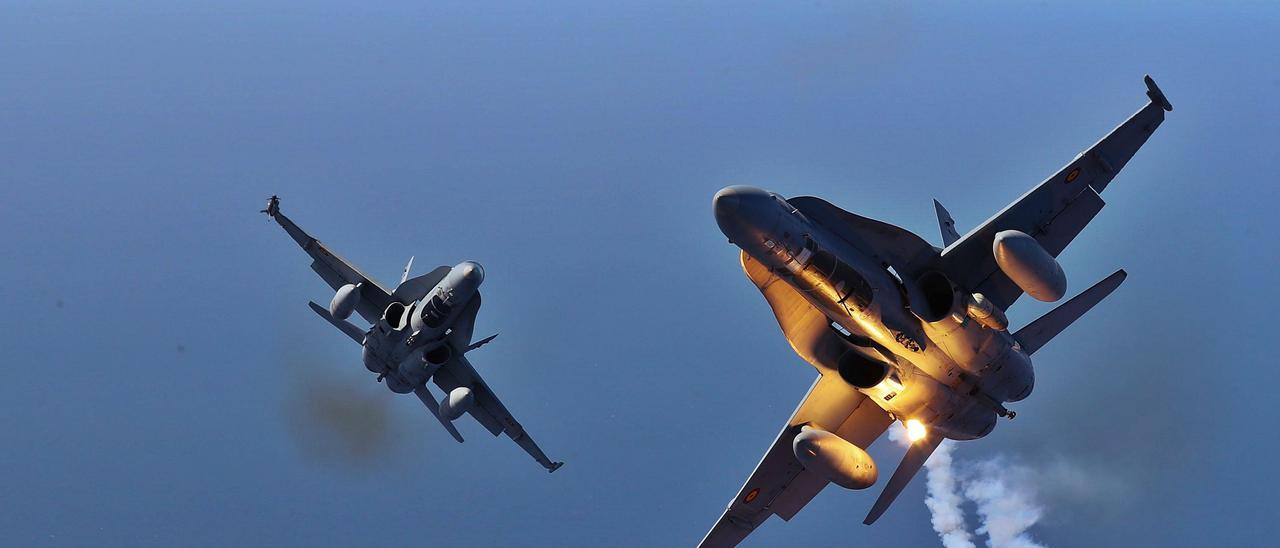 dos F-18 en plena acción durante uno de los ejercicios del Sky Ocean, captada desde la rampa abierta del Airbus A400M del Ala de Transporte 52 de la Luftwaffe.