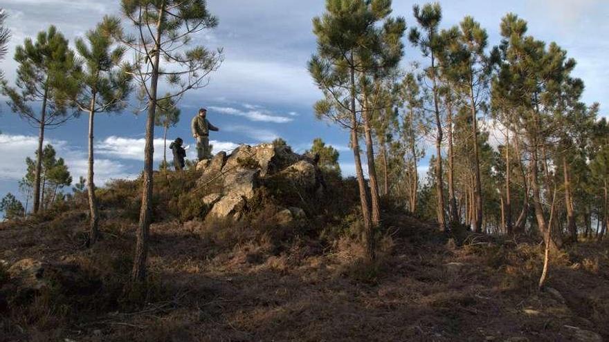 Membros de Capitán Gosende a carón do petróglifo de Ricovanca (Xirazga-Beariz). // Capitán Gosende