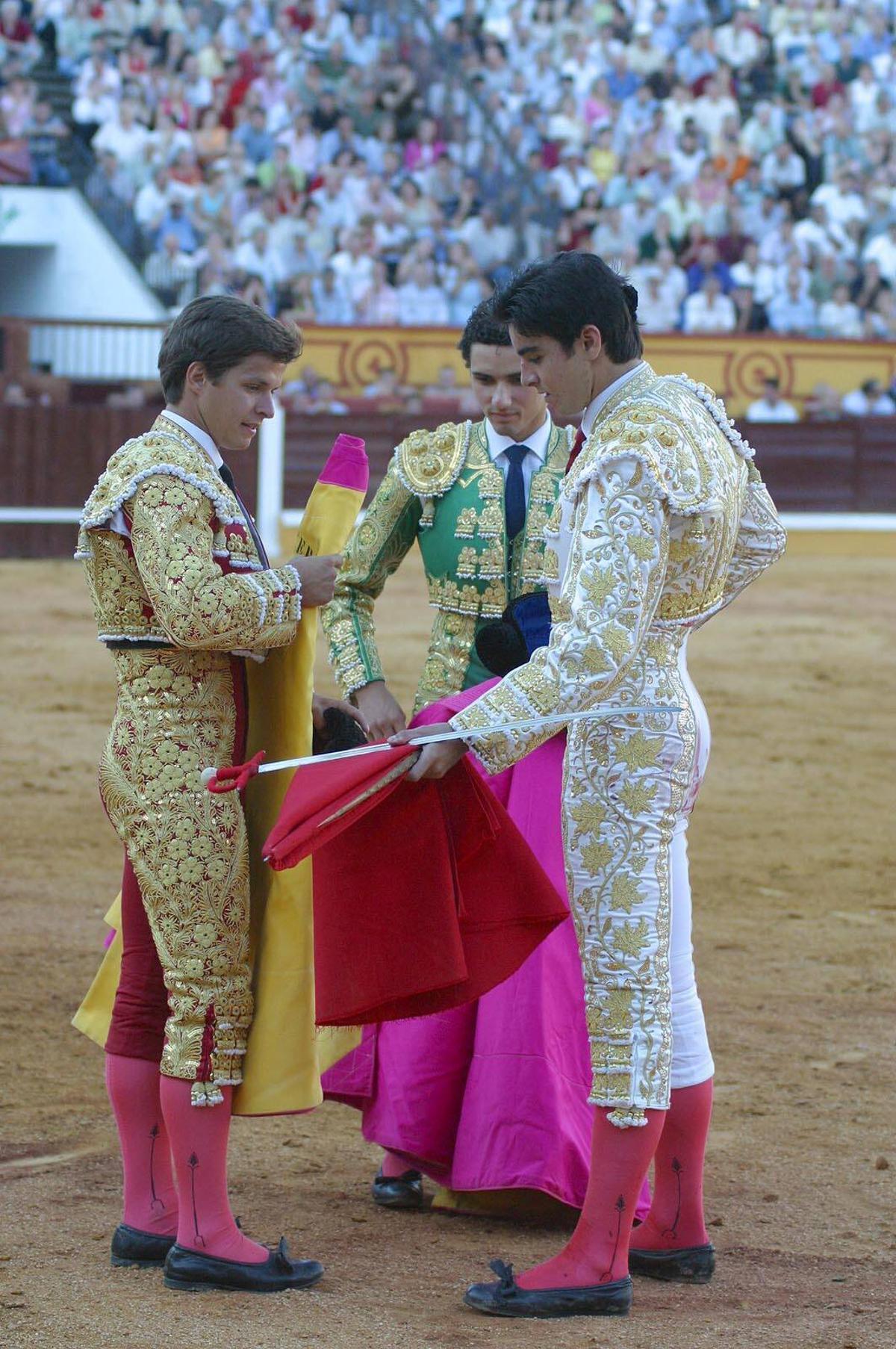 Perera toma la alternativa en presencia de El Juli y Matías Tejela.