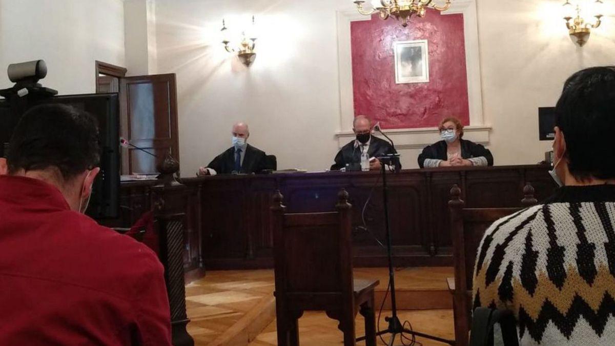 Los dos acusados, en el banquillo de la Audiencia Provincial.