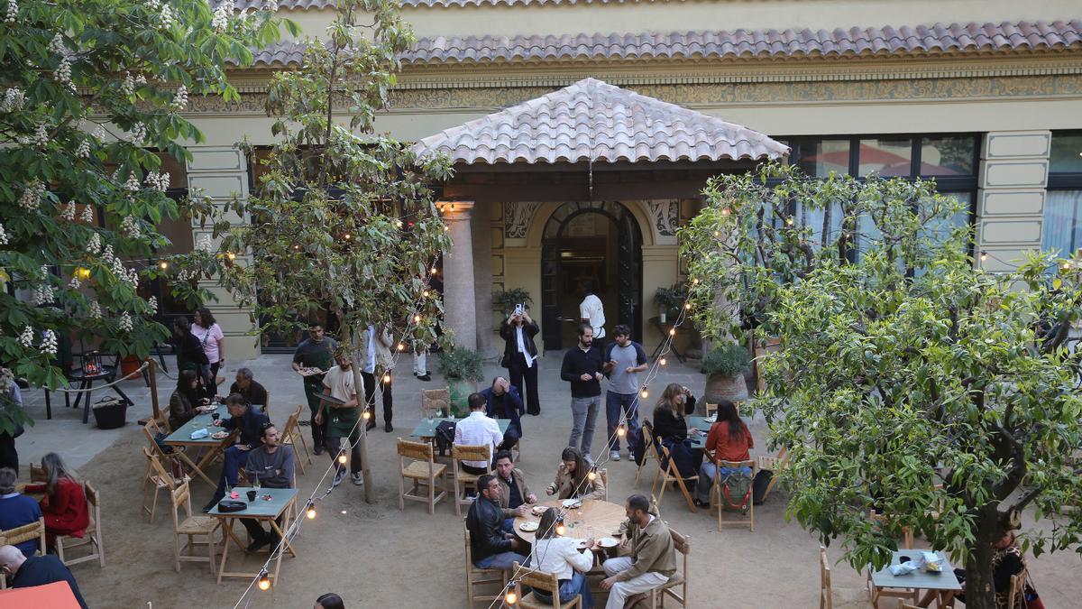La terraza de la Font del Gat, poco antes de llenarse con los invitados a la inauguración