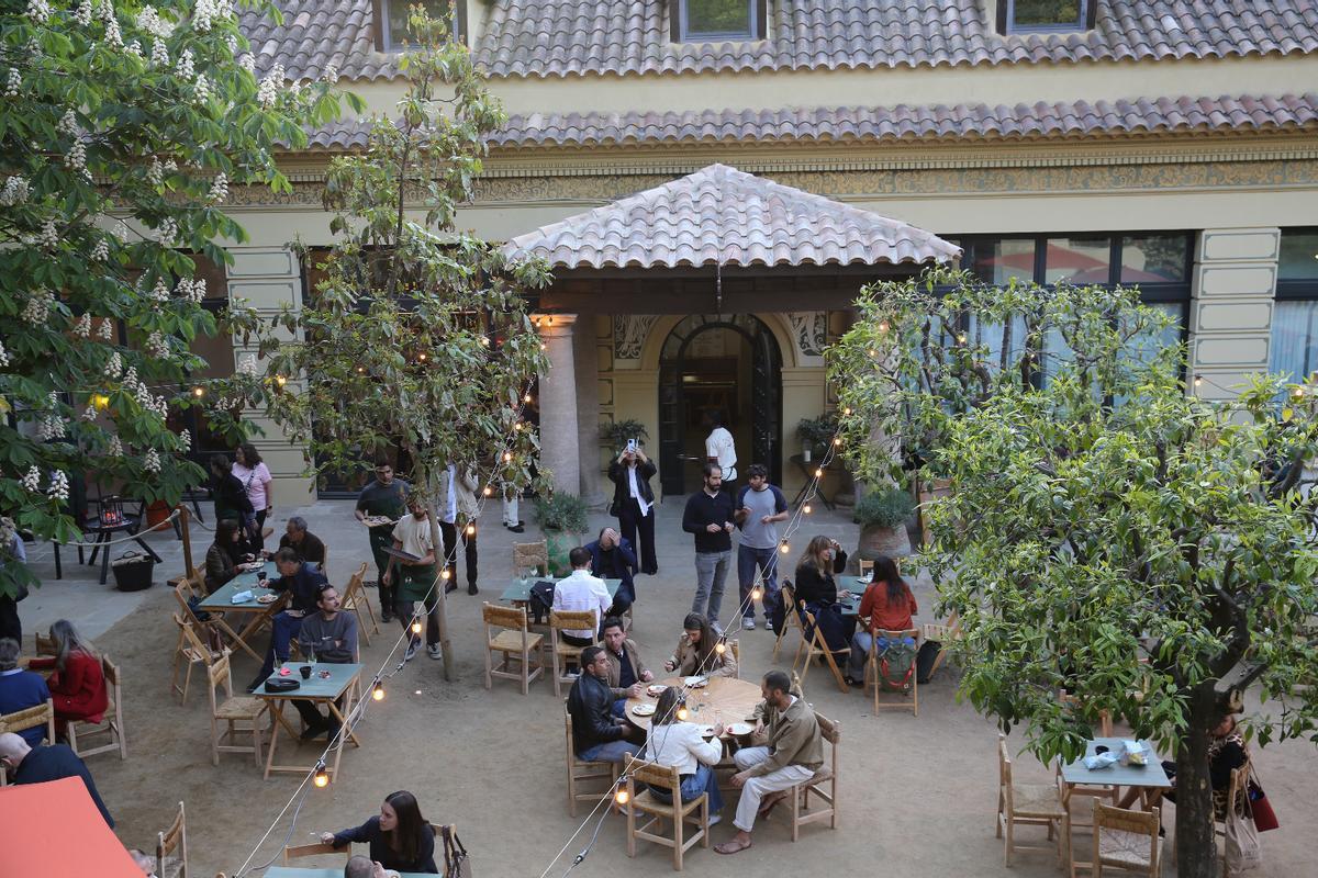 La terraza de la Font del Gat, poco antes de llenarse con los invitados a la inauguración