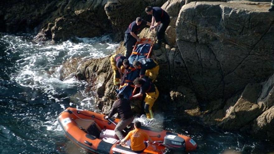 Tareas de rescate del cadáver en medio de las rocas de Punta Cabicastro.