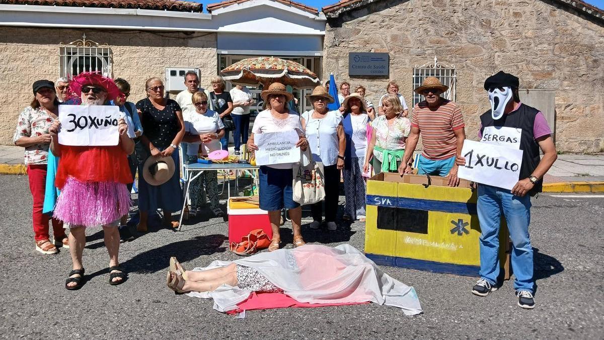 Protesta teatralizada de los vecinos de Catoira, este miércoles.