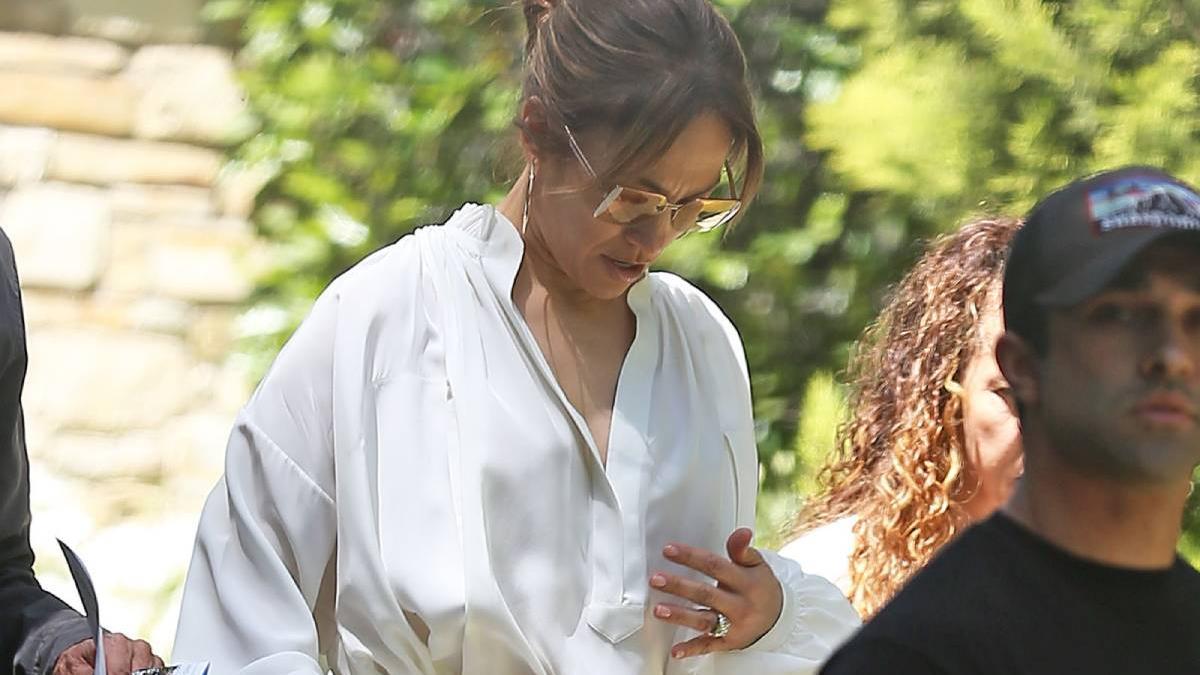 Jennifer Lopez presume de anillo de compromiso