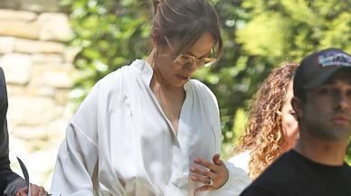 El look minimalista de estilo boho de Jennifer Lopez que puedes copiar con un vestido camisero y complementos marrones