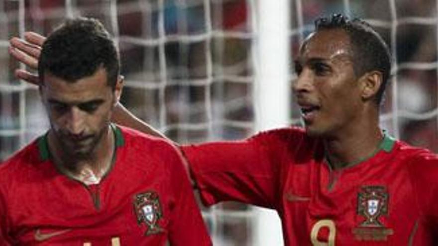 Los jugadores de Portugal delebran la victoria ante Hungría.