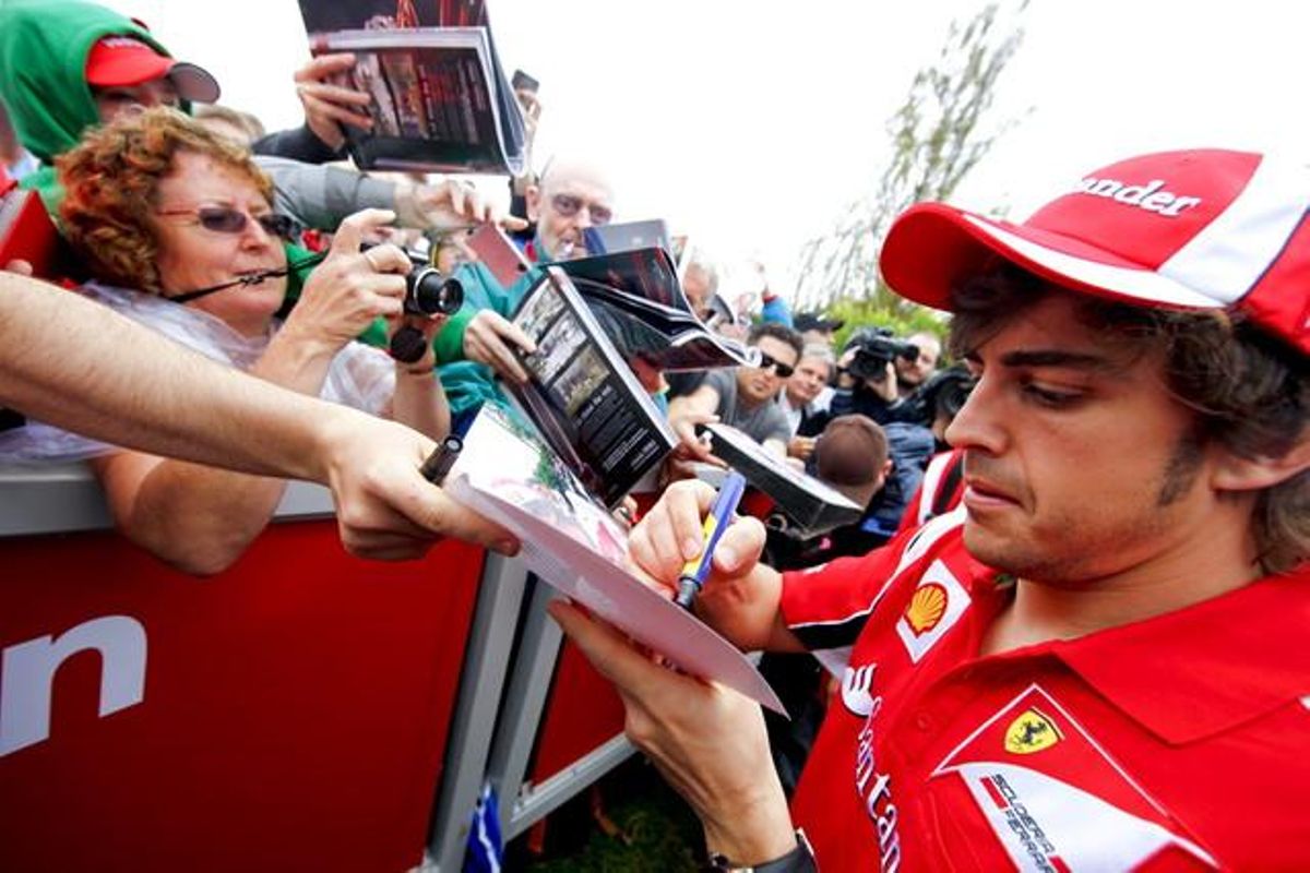 Fernando Alonso firma autògrafs a Alberta Park, a Melbourne, Austràlia. Fernando Alonso firma autògrafs a Alberta Park, a Melbourne, Austràlia.