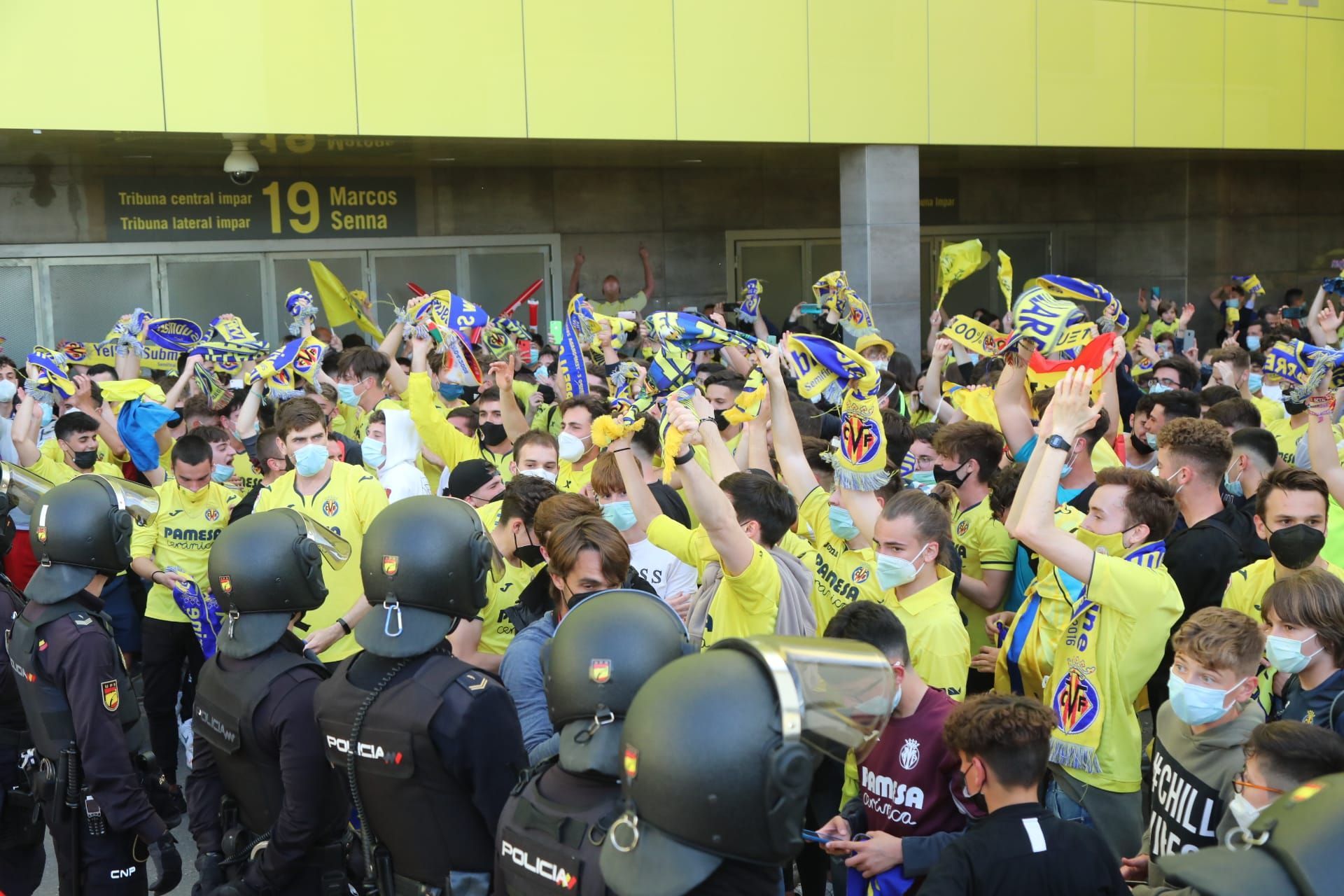 La 'marea grogueta' lleva en volandas al Villarreal hasta La Cerámica