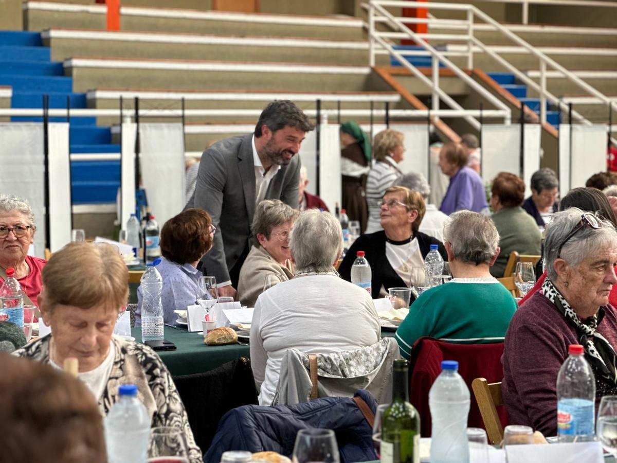 En imágenes: más de 200 personas se reúnen en Luarca gracias al programa Rompiendo Distancias