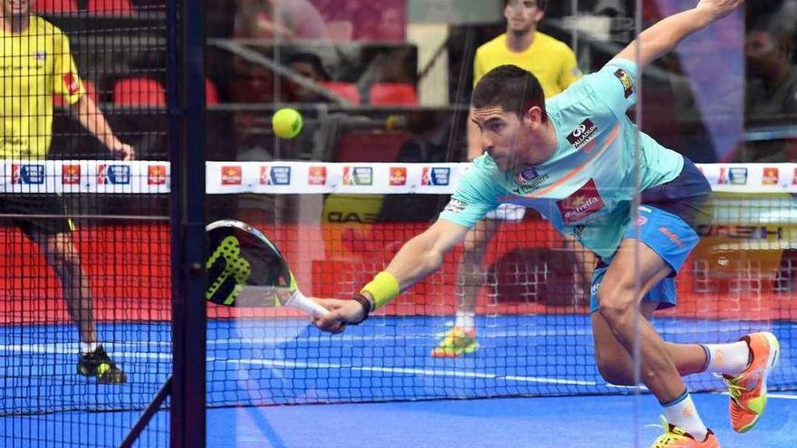 Maxi Sánchez devuelve una pelota en el primer partido de cuartos de final del cuadro masculino.