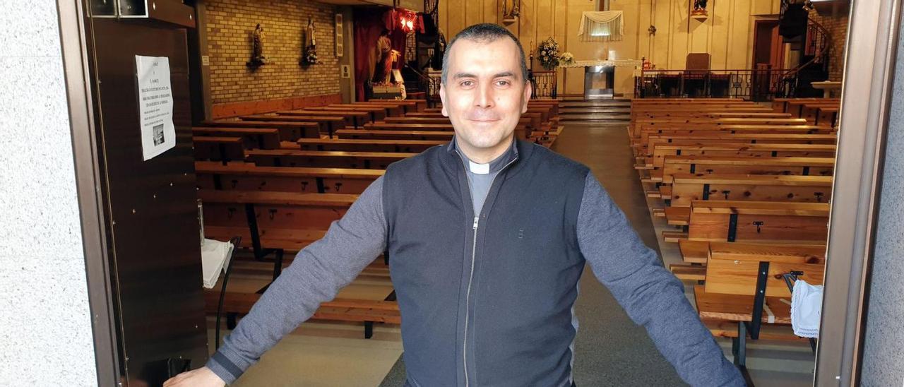 Alberto Montes, en la entradade la iglesia de Santo Toméde Freixeiro.