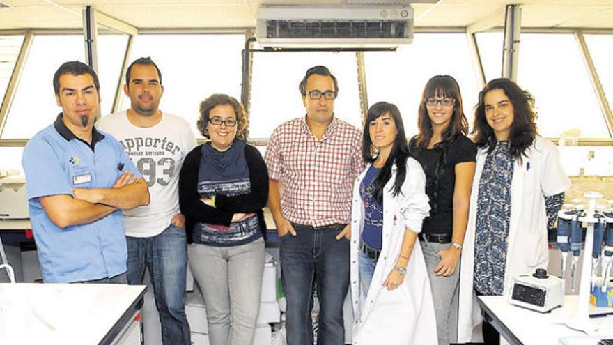 Carlos Mateo (i) en la sala para el cultivo de células; y Patricia Martín en el Laboratorio de Fisiología.