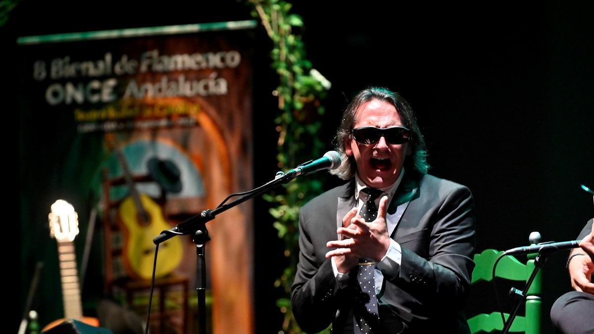 El cantaor montillano Antonio Mejías durante su actuación en la gala de entrega de premios.