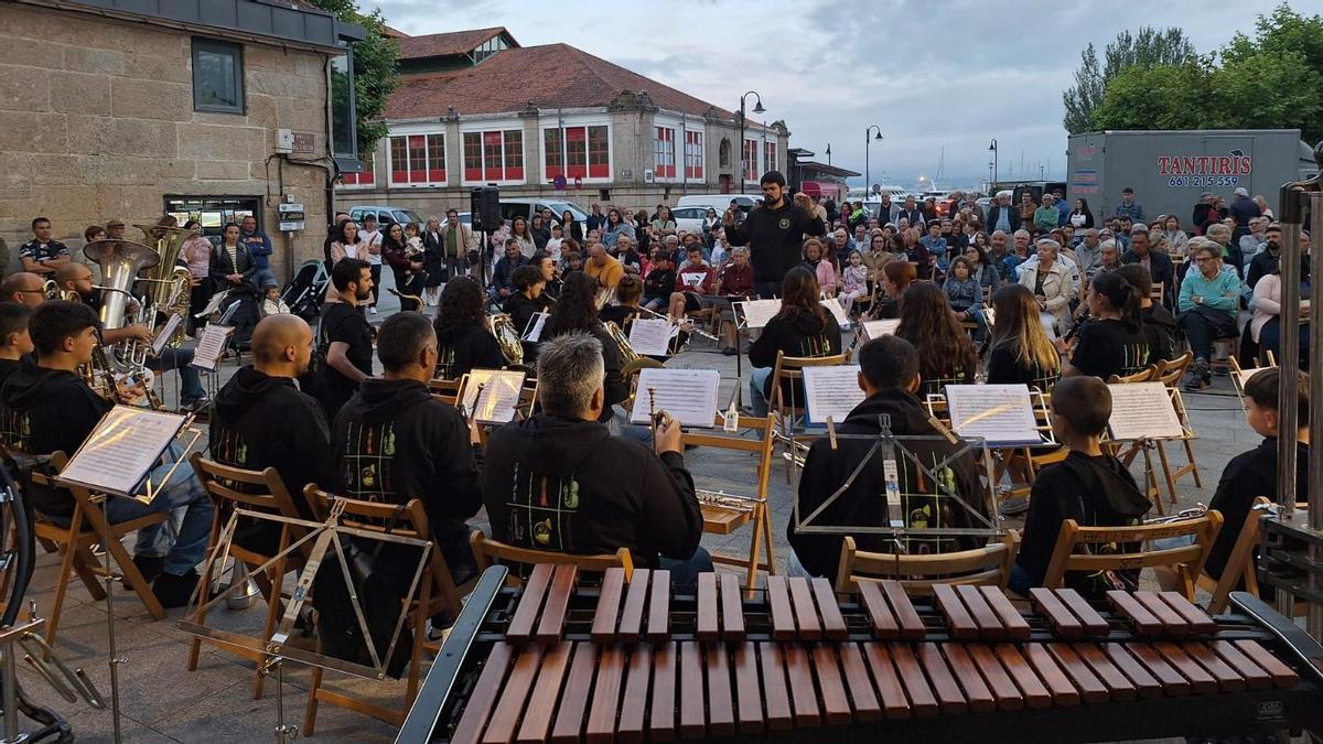 Uno de los conciertos del año pasado de la Banda Belas Artes en la Praza da Constitución de Cangas.