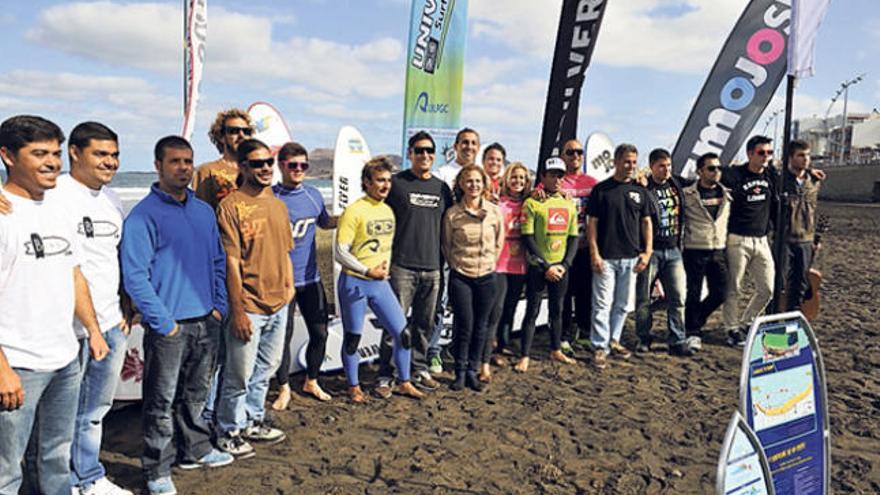 La concejala de Ciudad de Mar, Mimi González, ha sido pieza clave en la organización y puesta en marcha de esta asociación de escuelas de surfing. | lp / dlp