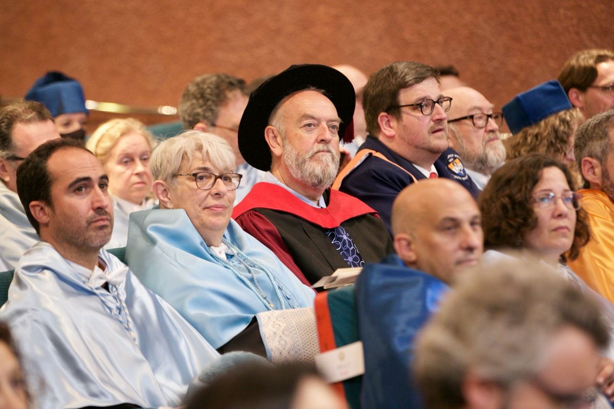 El prestigioso sociolingüista Peter Trudgill, investido doctor honoris causa en la UMU