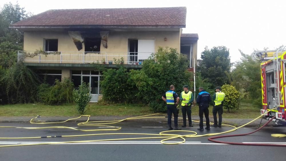 Los bomberos intervienen en el incendio de una casa en A Estrada