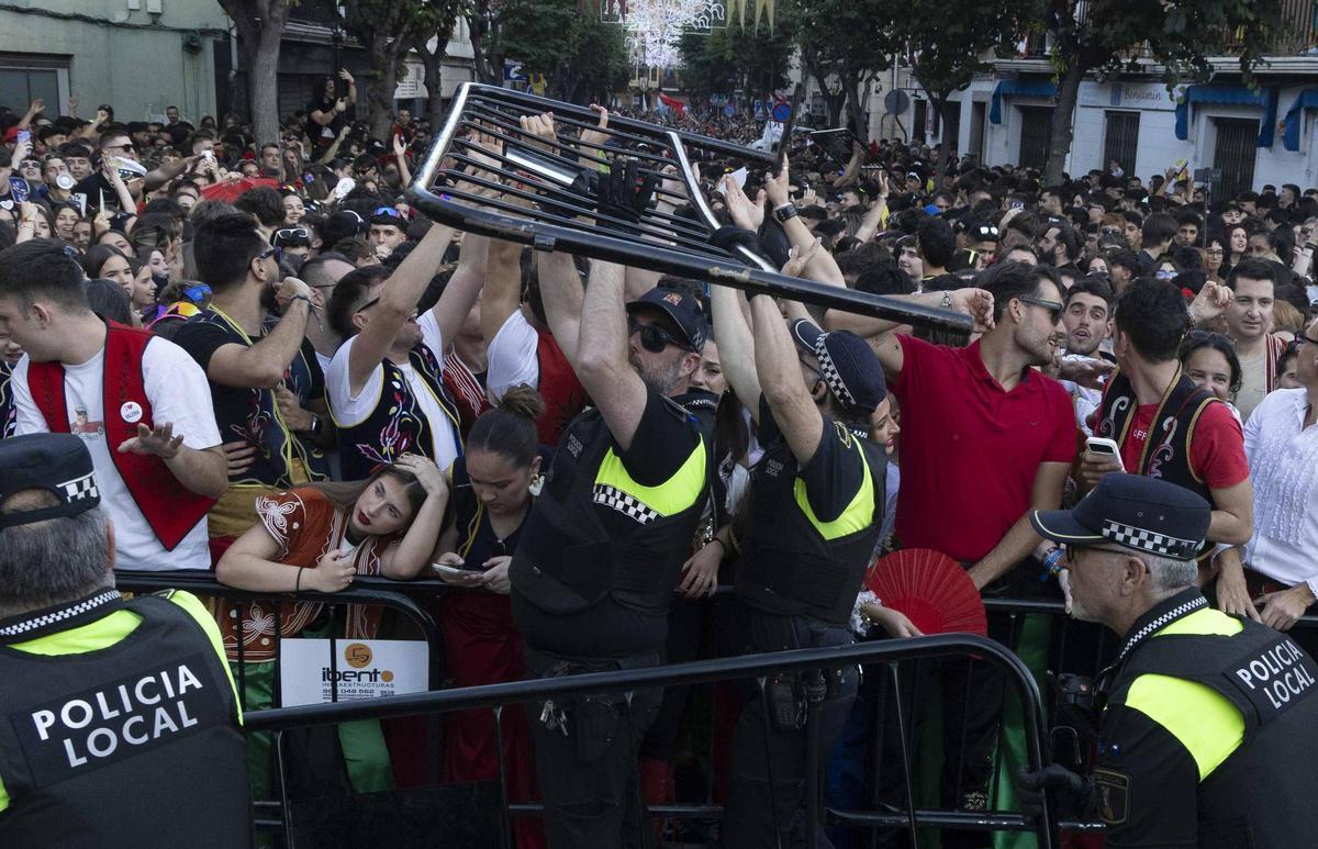 La fiesta estalla en Elda con el pasodoble "Idella"