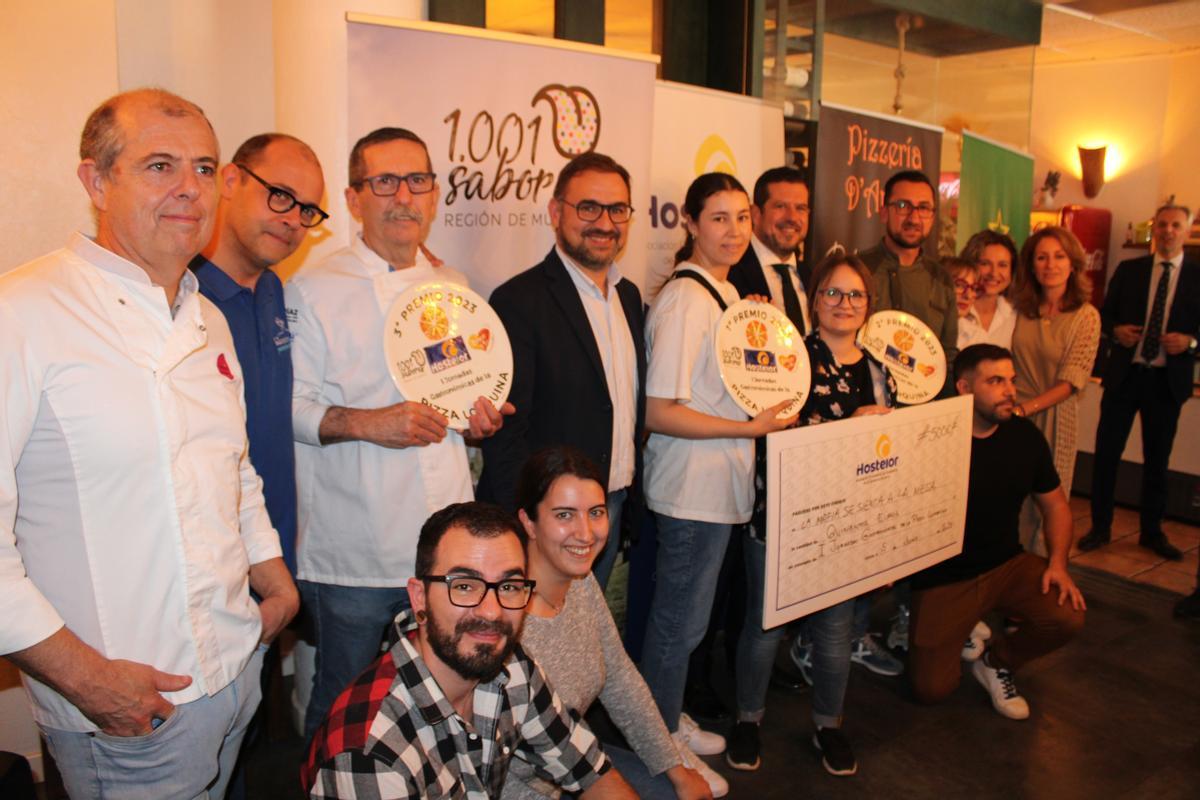 Representantes de los siete establecimientos que participaban en las primeras Jornadas Gastronómicas de la Pizza Lorquina junto a Diego José Mateos y Juan Jódar.