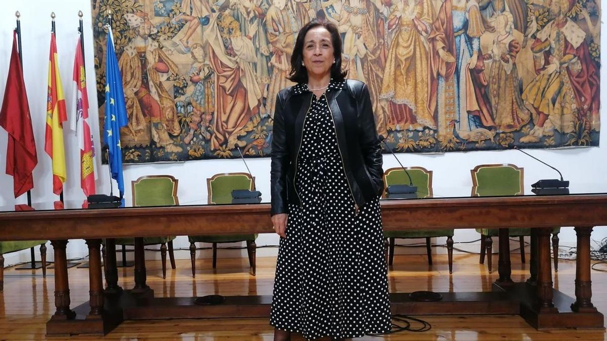 La alcaldesa de Toro, en el renovado salón de plenos del Ayuntamiento. | M. J. C.