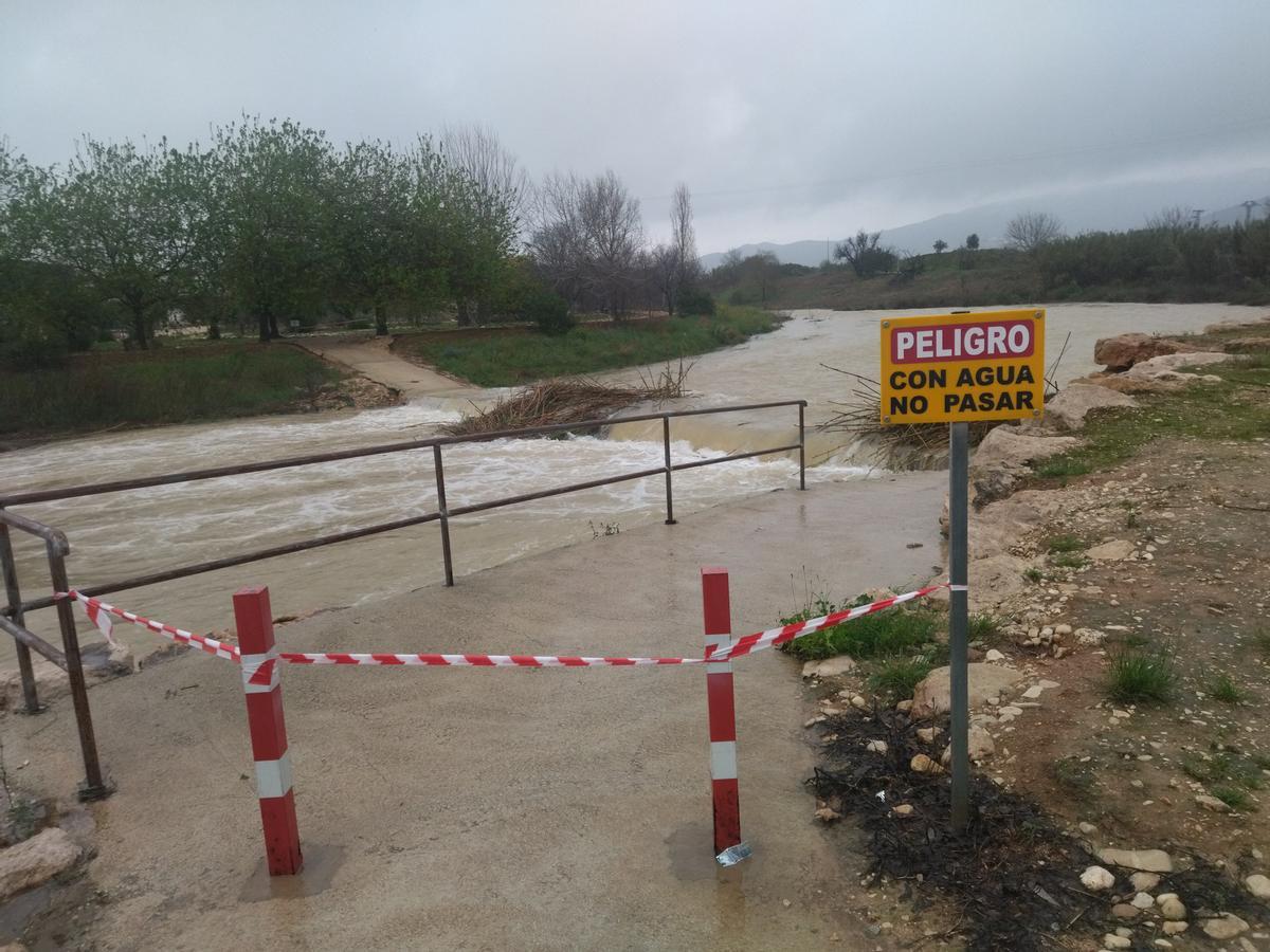 Paso por el río cerrado en Beniarbeig.