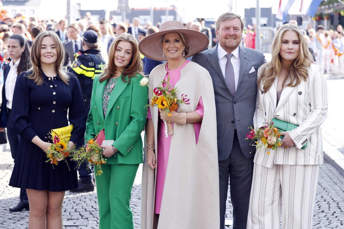 Los reyes de Holanda, Guillermo y Máxima, junto a sus hijas, las princesas Ariane, Alexia y Amalia, durante la celebración del Día del Rey.