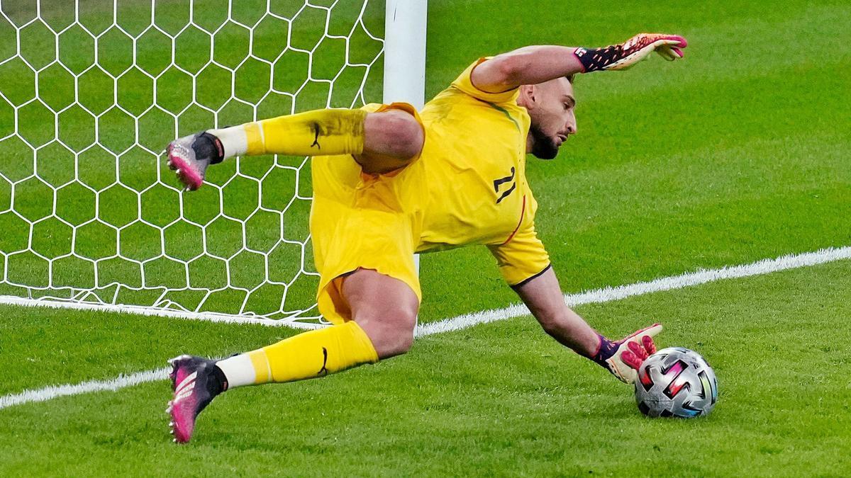 Donnarumma atura el 
penal de Morata a  
la tanda.  matt dunham/reuters