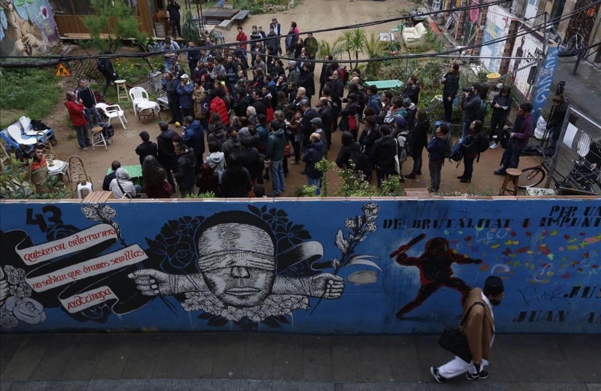 Protesta veïnal contra l’acord que salva de la presó els mossos d’esquadra culpables de la mort de Benítez al Raval.