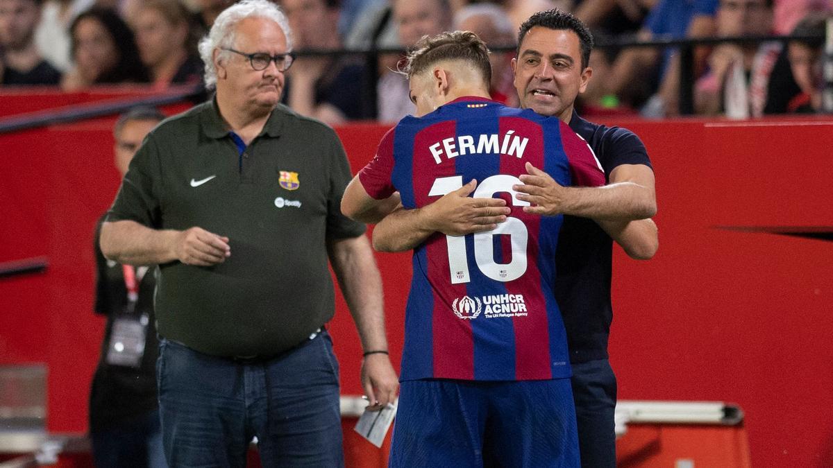 Fermín López celebra su gol contra el Sevilla con un abrazo a Xavi Hernández, que vivió su último partido como entrenador del FC Barcelona contra el Sevilla.
