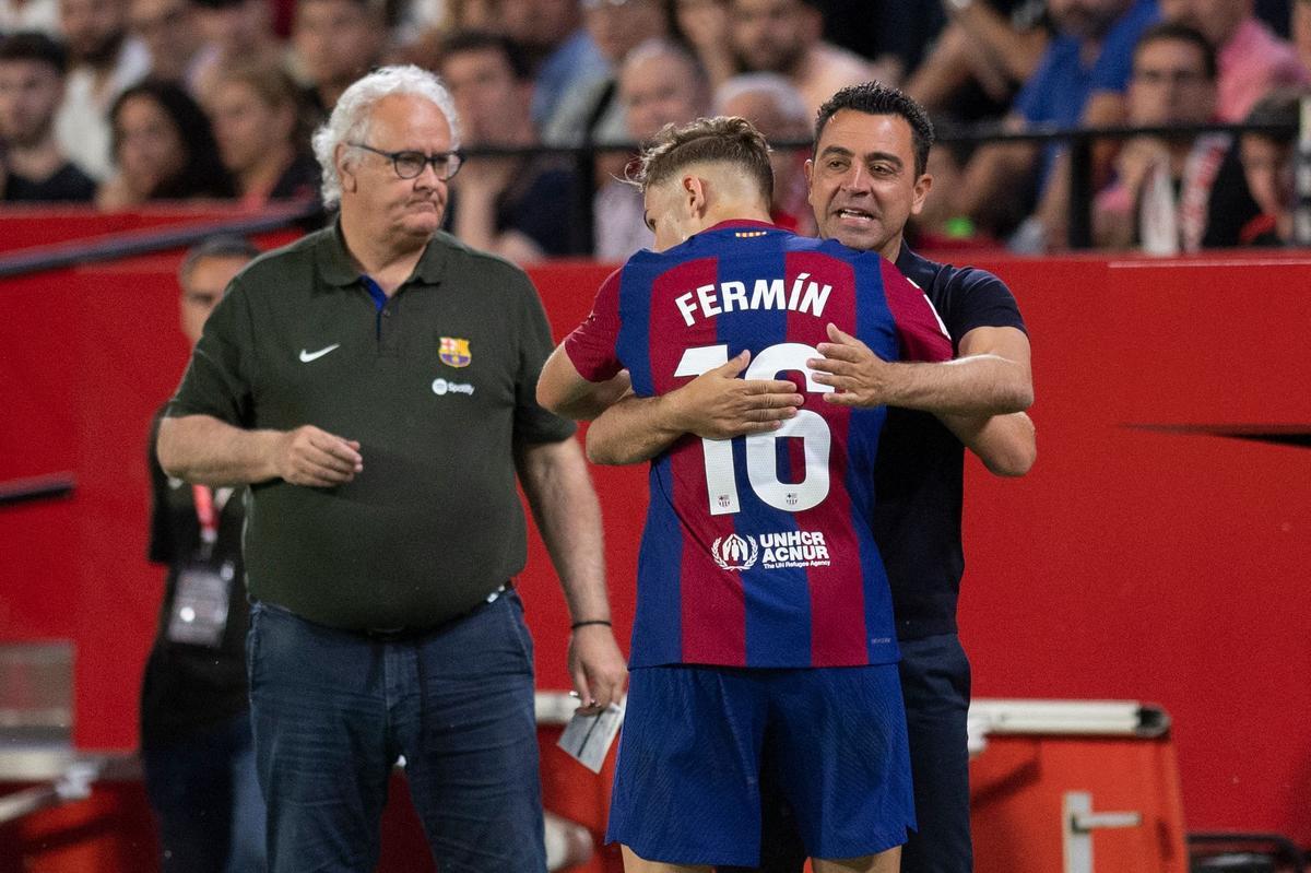 Fermín López celebra su gol contra el Sevilla con un abrazo a Xavi Hernández, que vivió su último partido como entrenador del FC Barcelona contra el Sevilla.