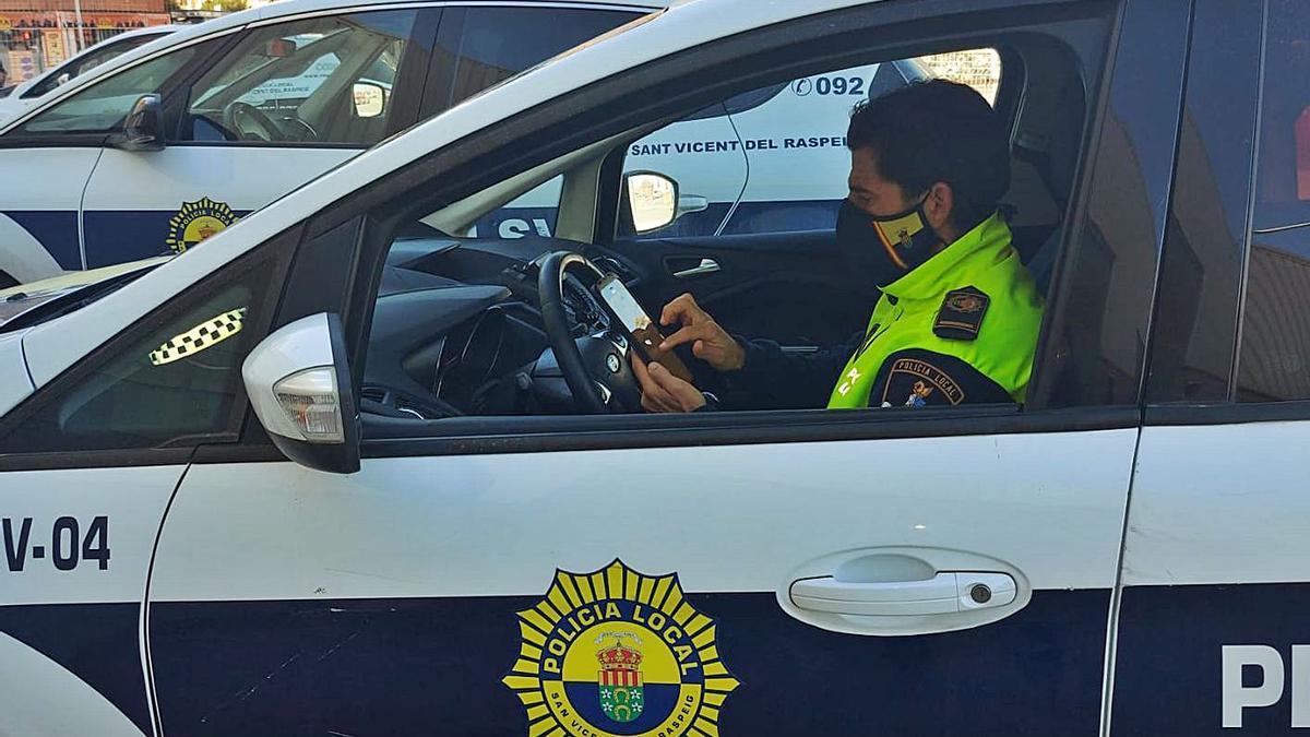 Un agente de la Policía Local manipula uno de los aparatos del nuevo sistema policial.