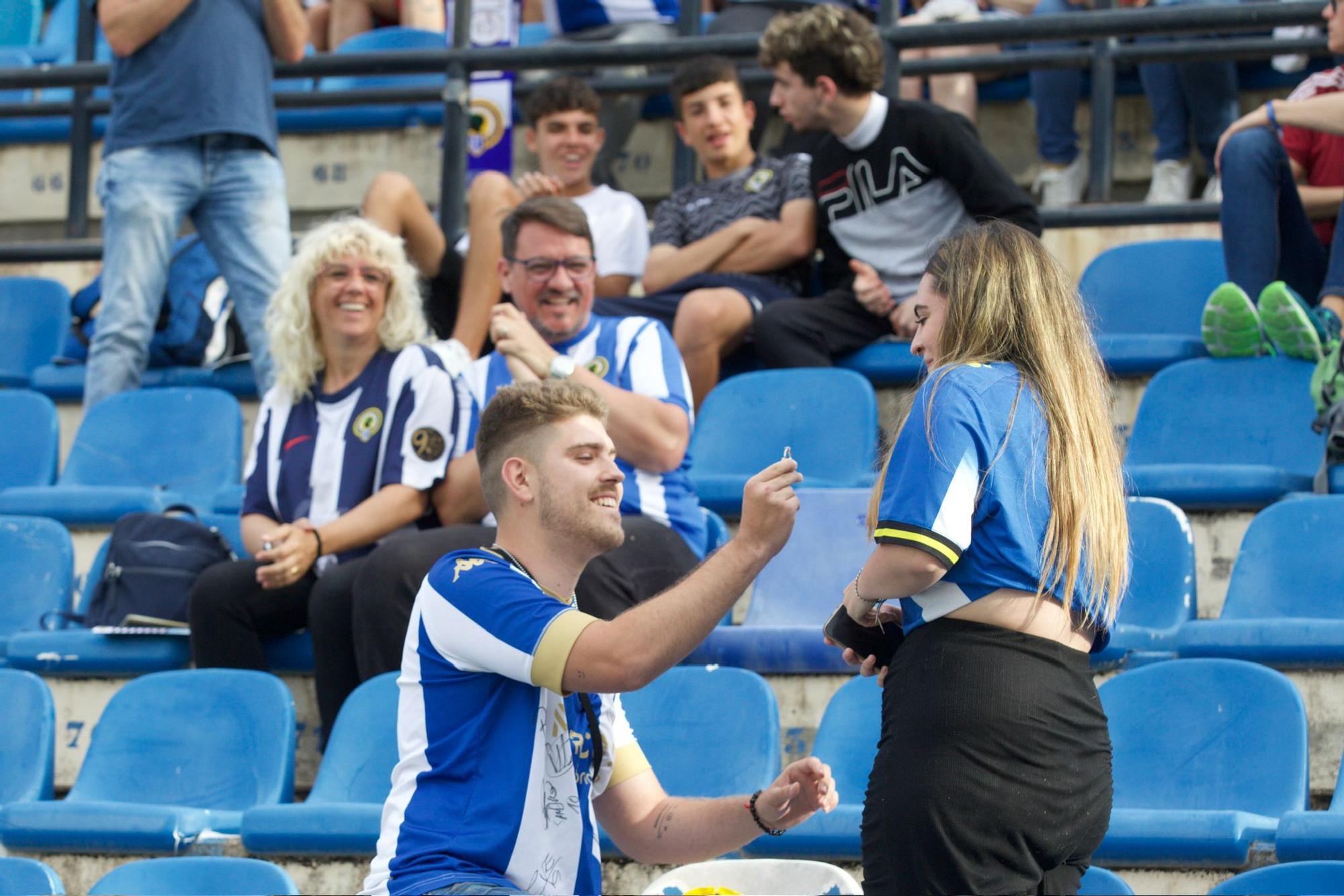 Así ha sido la emotiva pedida de mano en el Rico Pérez mientras jugaba el Hércules contra el Alzira