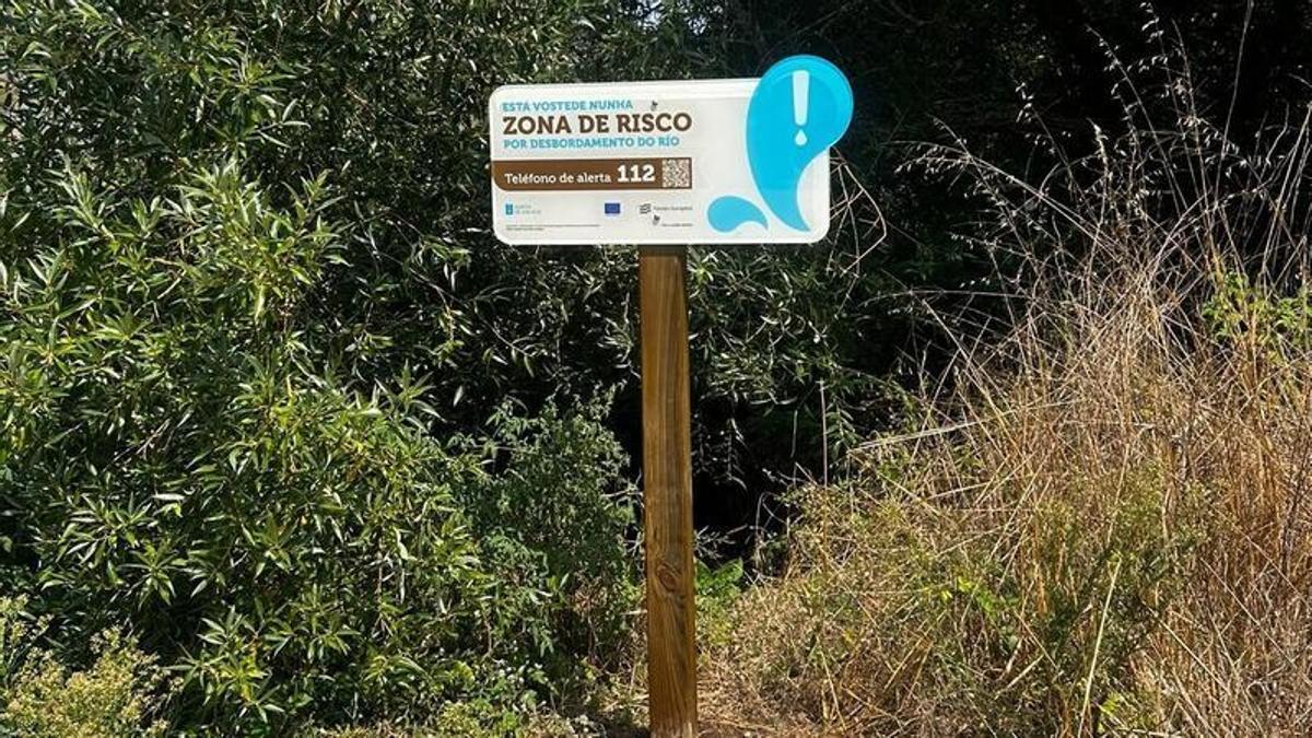Un cartel de Augas de Galicia que advierte en riesgo de inundación