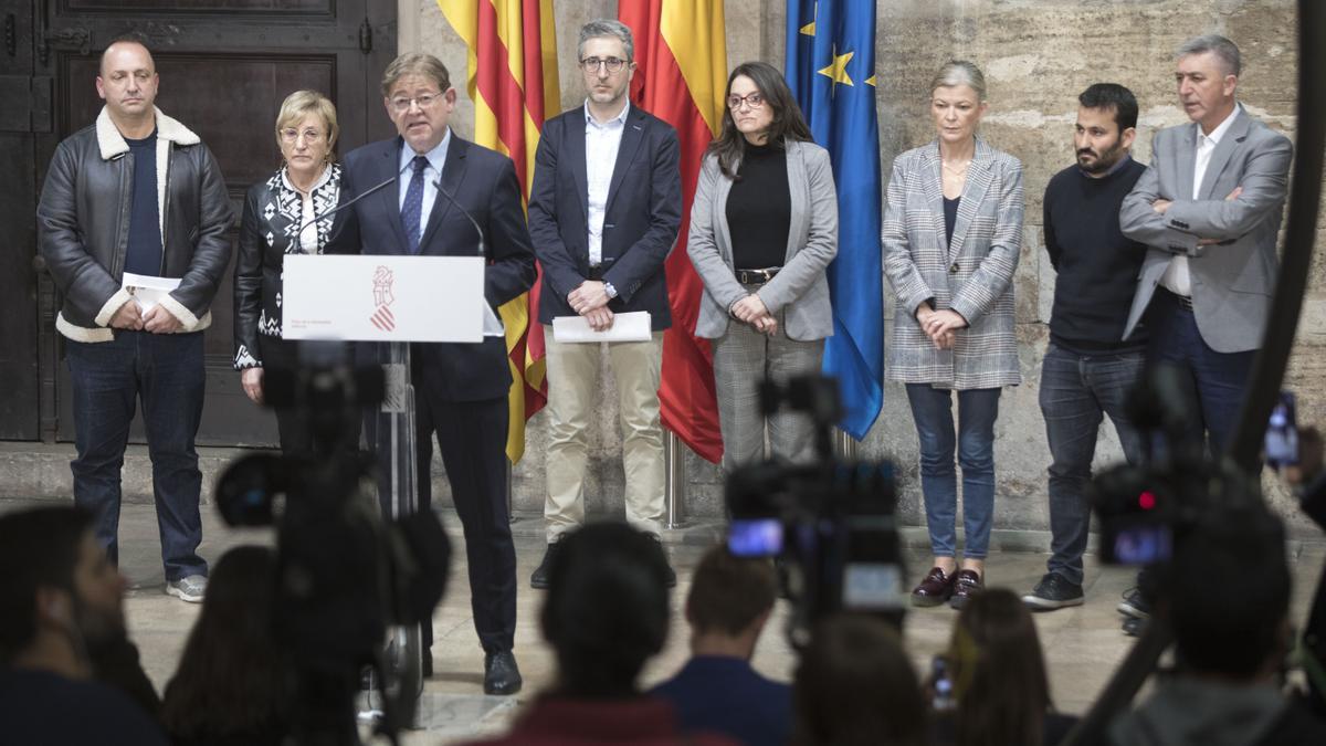 Ximo Puig, rodeado de 7 consellers, anuncia que las Fallas de 2020 se suspenden.